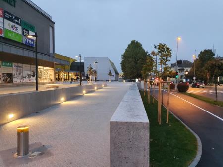 Foto1 Prenovljena ploščad pred veleblagovnico